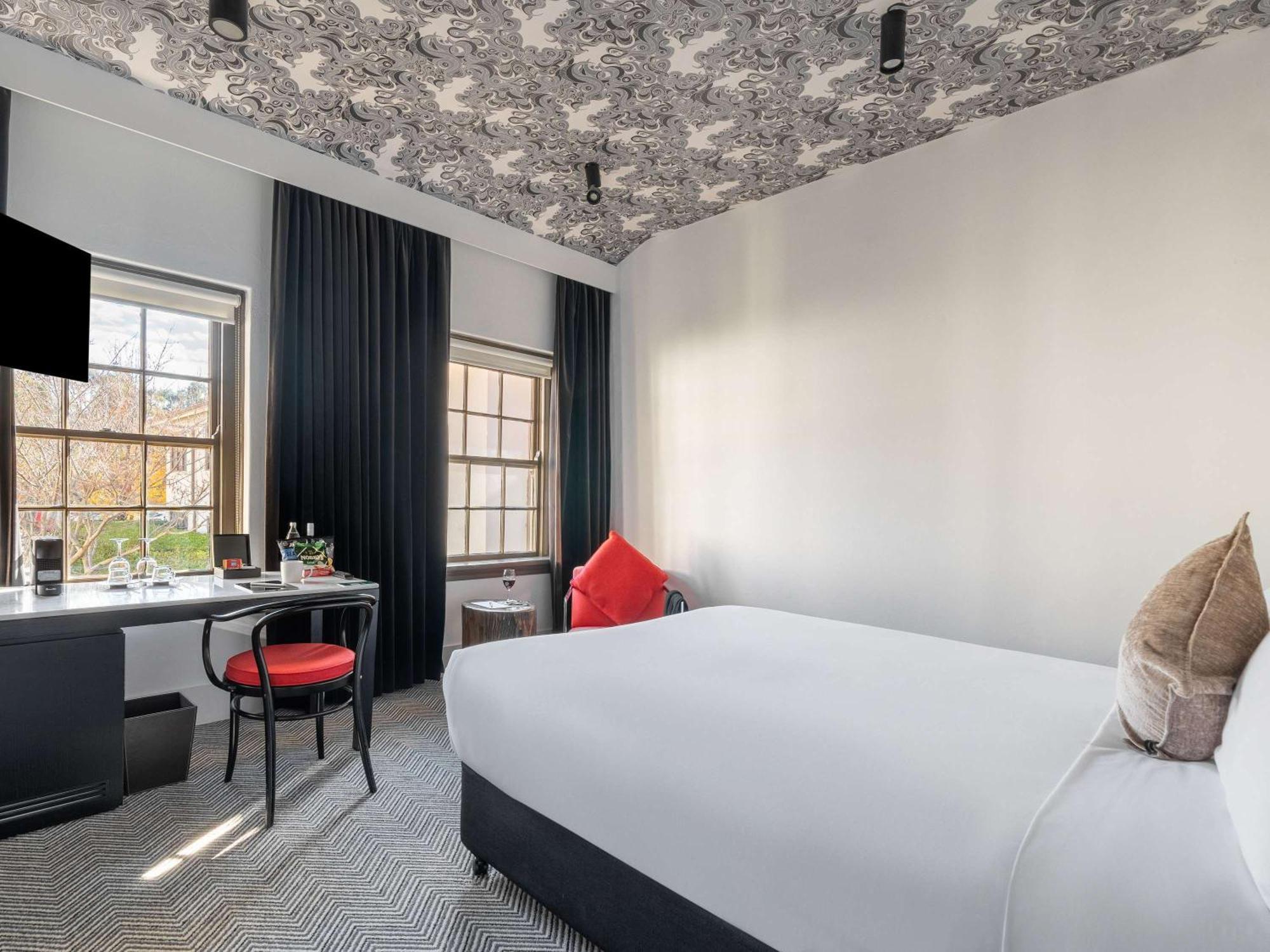 Peppers Gallery Hotel Канбера Екстериор снимка